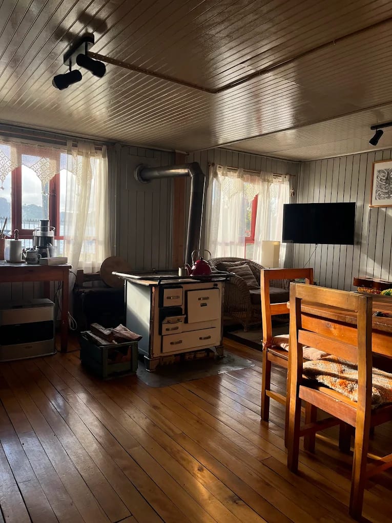 Sala común con cocina a leña